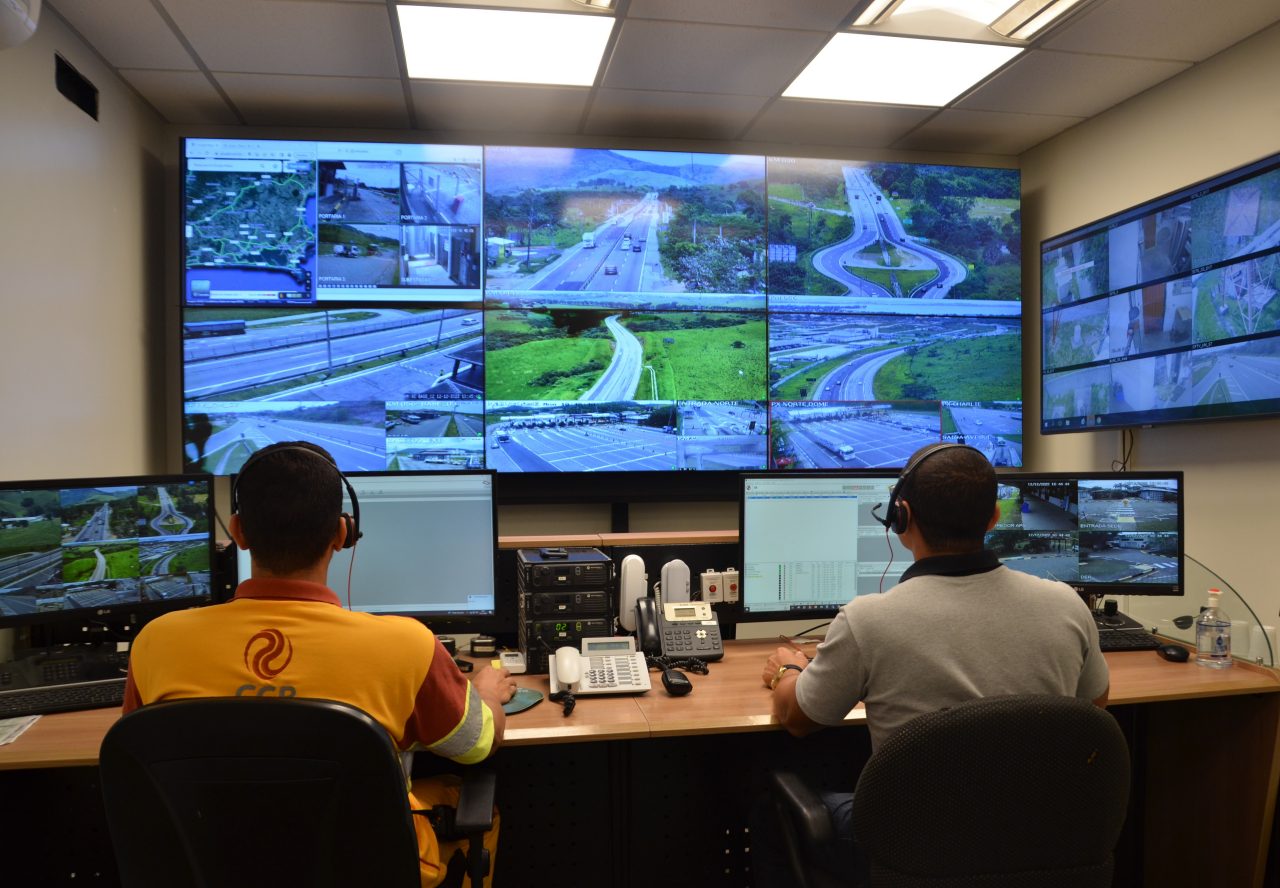 Operadores monitorando as rodovias da CCR Via Sul na central de controle operacional.