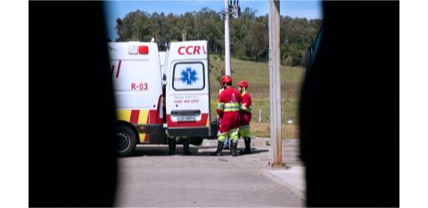 Dupla de paramédicos retirando equipamentos na parte traseira da ambulância da CCR Via Lagos