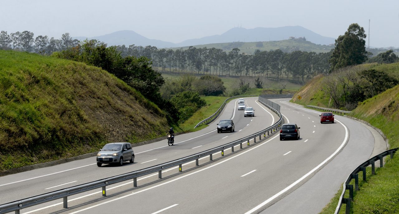 Carros transitando em rodovia de mão dupla
