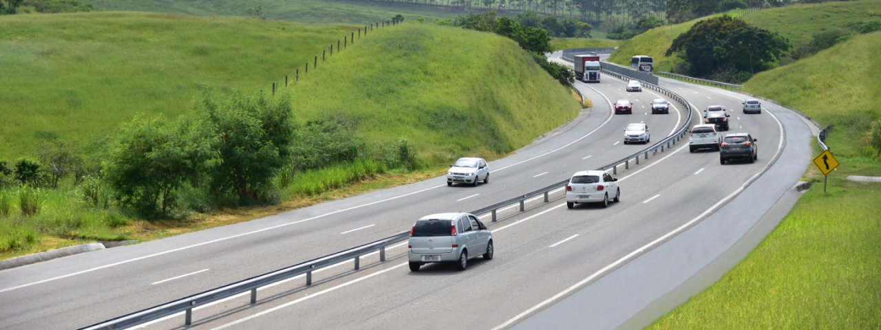 Carros transitando em rodovia de mão dupla