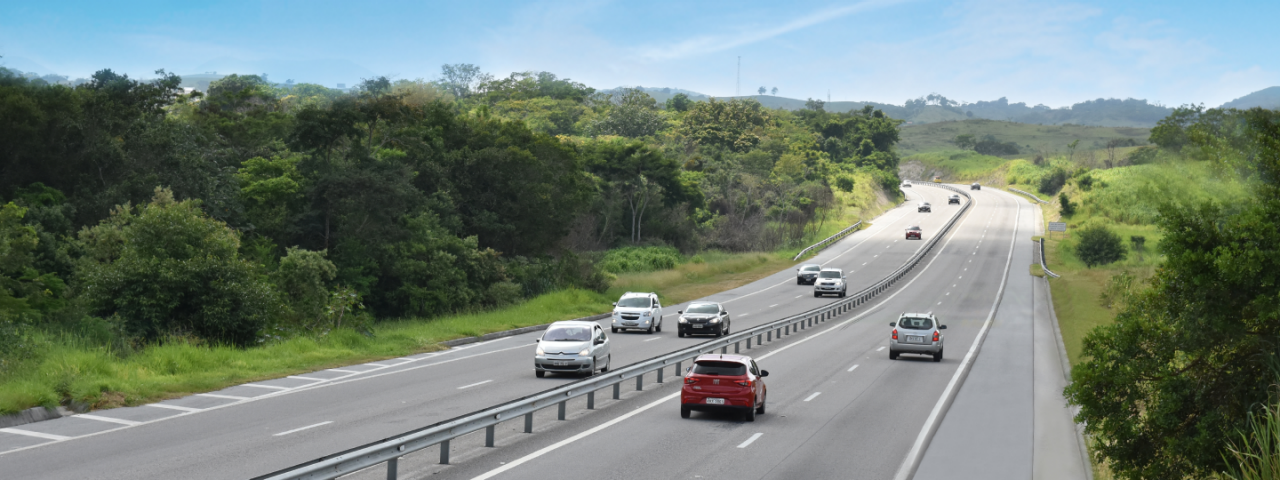 Carros transitando em rodovia de mão dupla