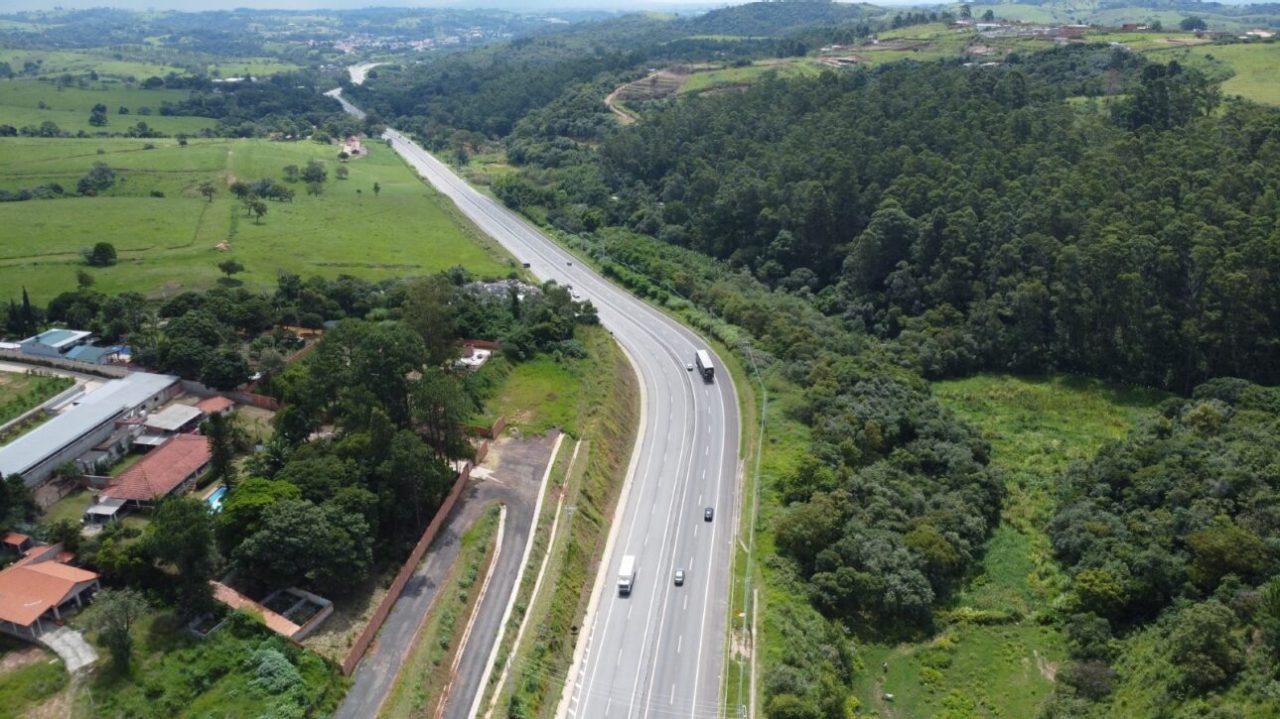 Rodovia de mão dupla, administrada pela CCR Via Oeste, com margens florestadas