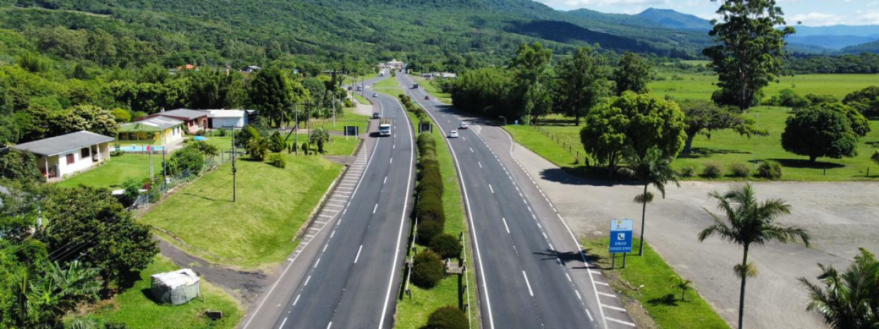 Carros transitando em rodovia de mão dupla