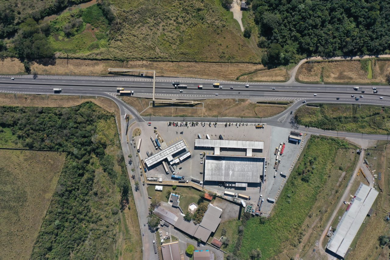 Vista superior de rodovia administrada pela CCR, com vias de acessos à faixa de domínio