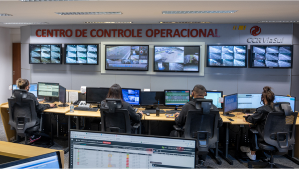 Operadores monitorando as rodovias da CCR Via Sul na central de controle operacional.