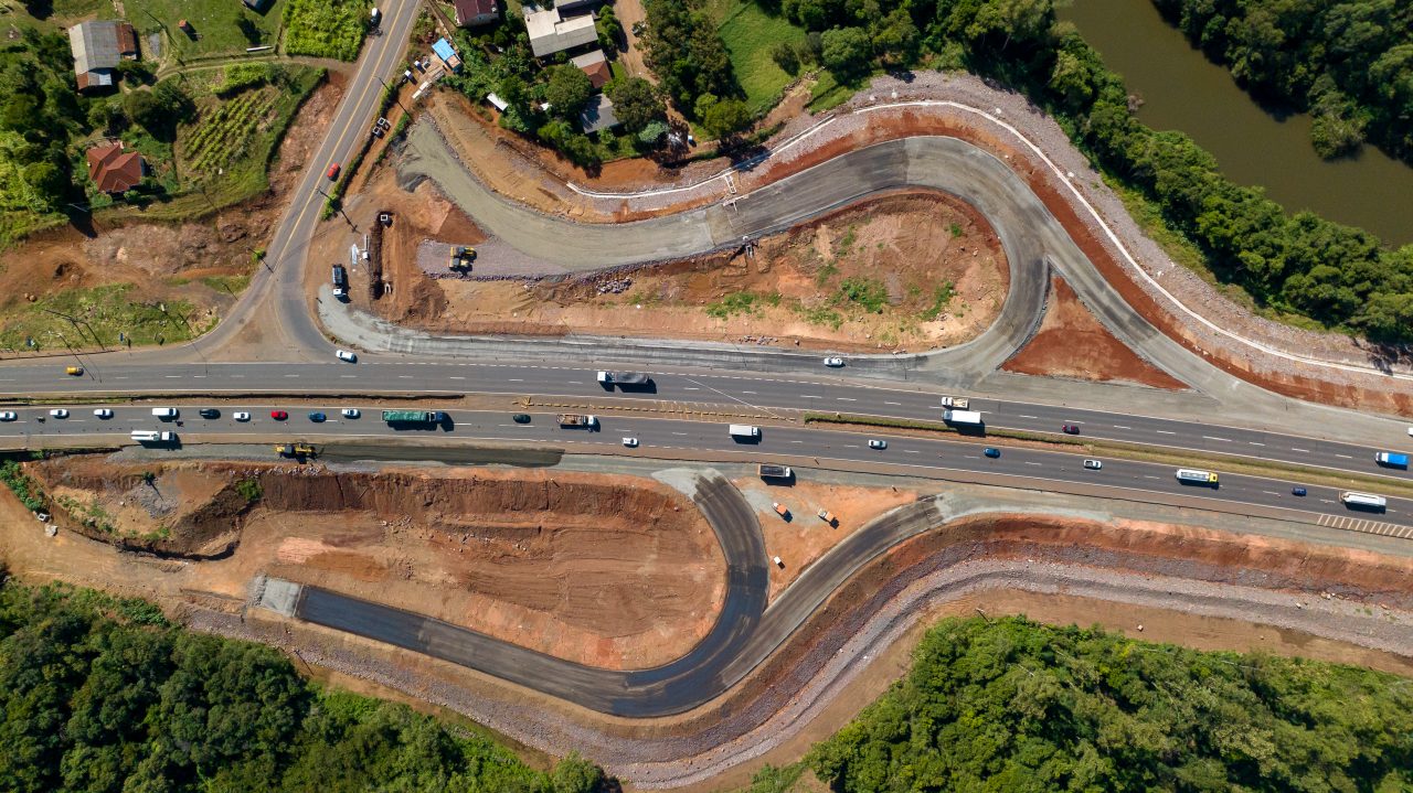 Vista superior do cenário de obra às margens da rodovia administrada pela CCR Via Sul